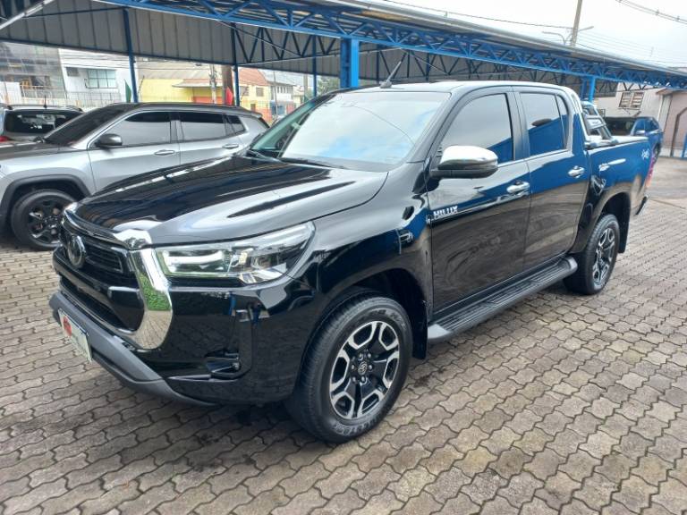 TOYOTA - HILUX - 2023/2023 - Preta - R$ 265.000,00