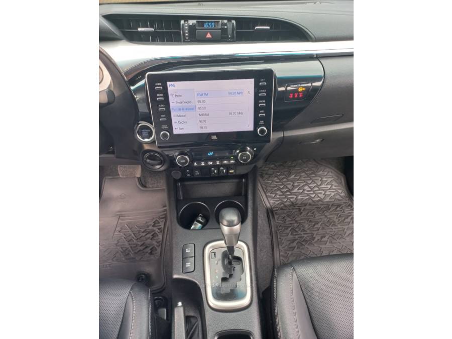 TOYOTA - HILUX - 2021/2021 - Prata - R$ 235.000,00