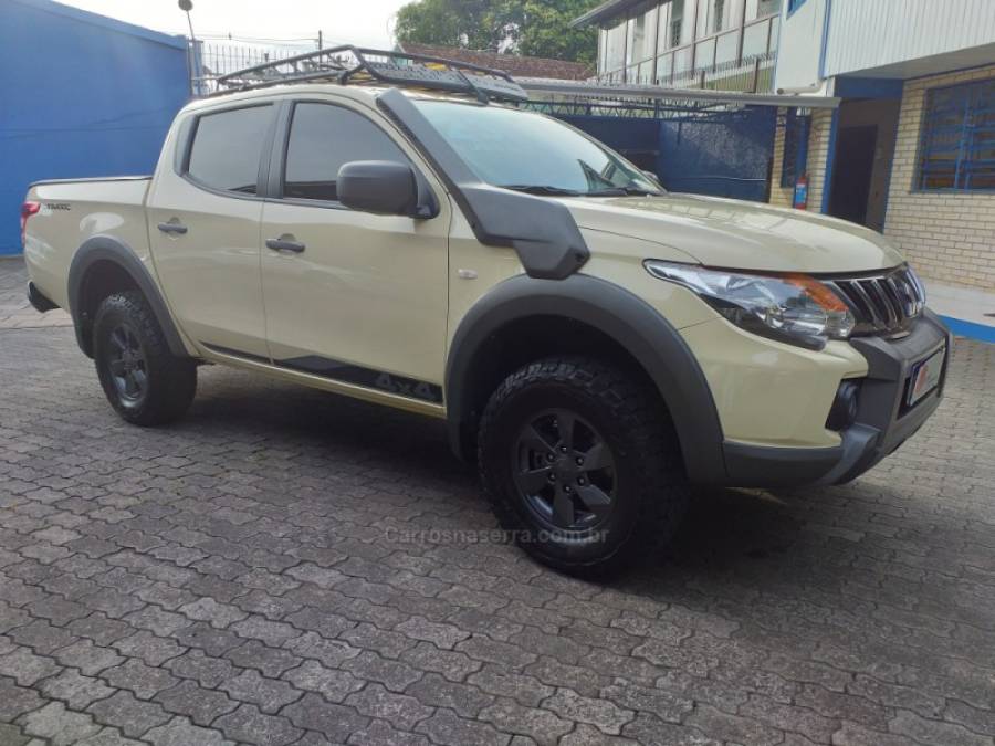 MITSUBISHI - L200 TRITON - 2022/2023 - Bege - R$ 205.451,00