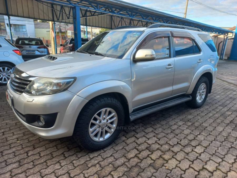 TOYOTA - HILUX SW4 - 2013/2013 - Prata - R$ 135.000,00