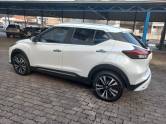 NISSAN - KICKS - 2022/2022 - Branca - R$ 105.990,00