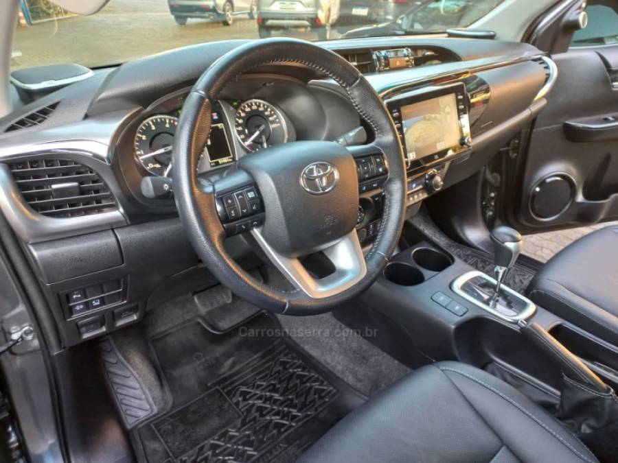 TOYOTA - HILUX - 2023/2023 - Cinza - R$ 265.990,00