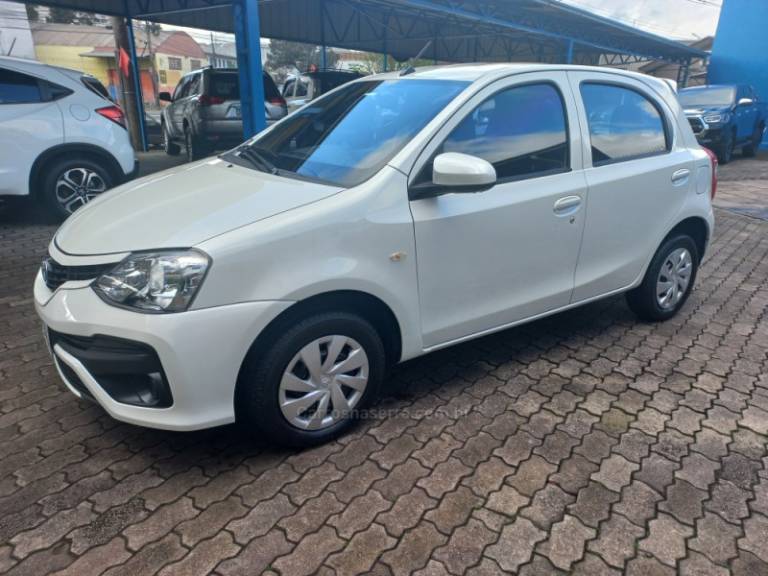 TOYOTA - ETIOS - 2018/2018 - Branca - R$ 58.900,00