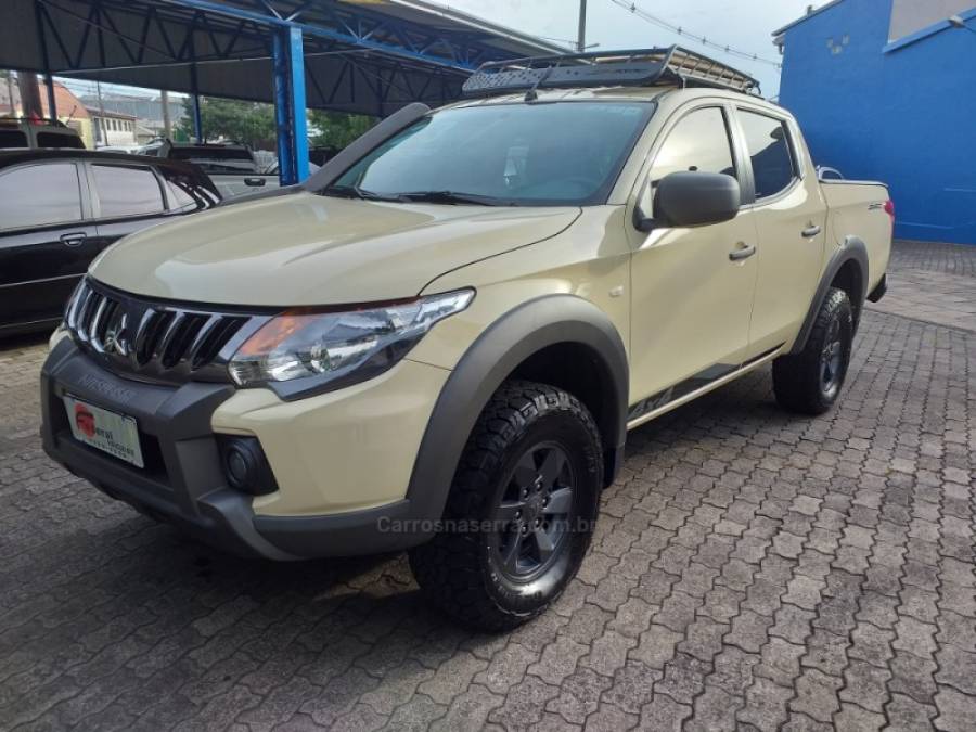 MITSUBISHI - L200 TRITON - 2022/2023 - Bege - R$ 205.451,00