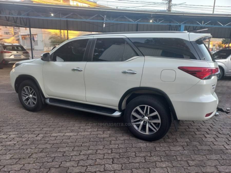 TOYOTA - HILUX SW4 - 2018/2019 - Branca - R$ 245.990,00