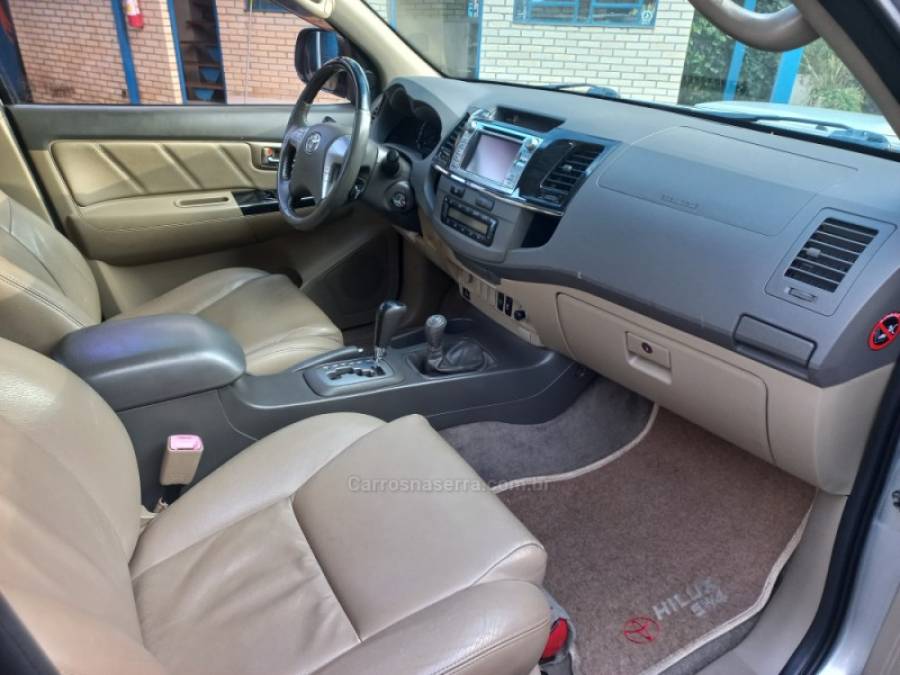 TOYOTA - HILUX SW4 - 2013/2013 - Prata - R$ 135.000,00