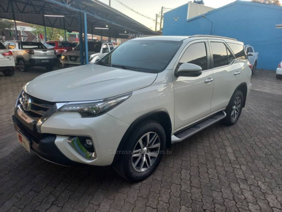 TOYOTA - HILUX SW4 - 2018/2019 - Branca - R$ 245.990,00