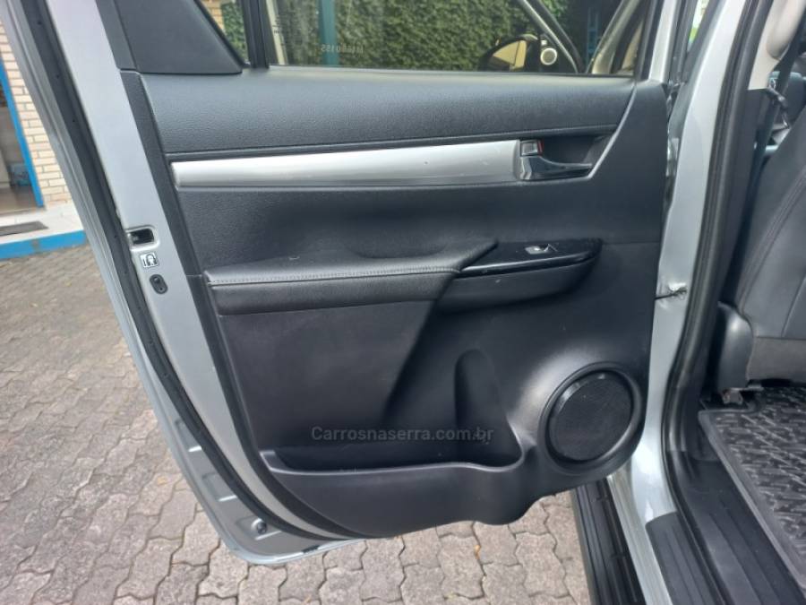 TOYOTA - HILUX - 2021/2021 - Prata - R$ 235.000,00