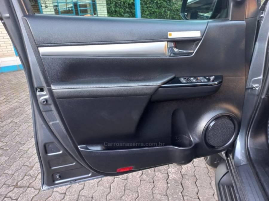 TOYOTA - HILUX - 2023/2023 - Cinza - R$ 265.990,00